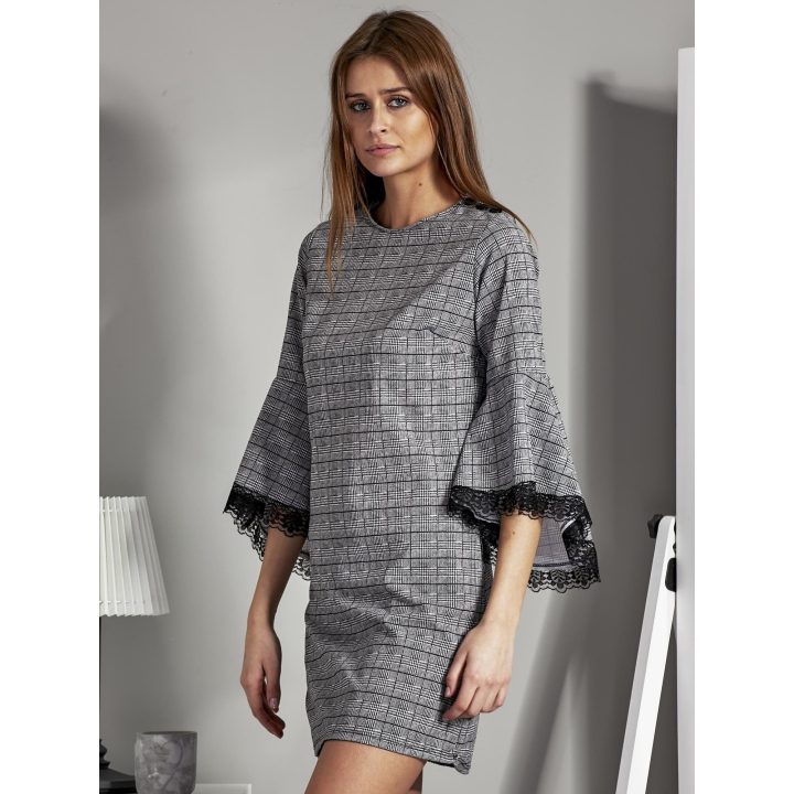 Juodai balta moteriška suknelė elegantiškam įvaizdžiui