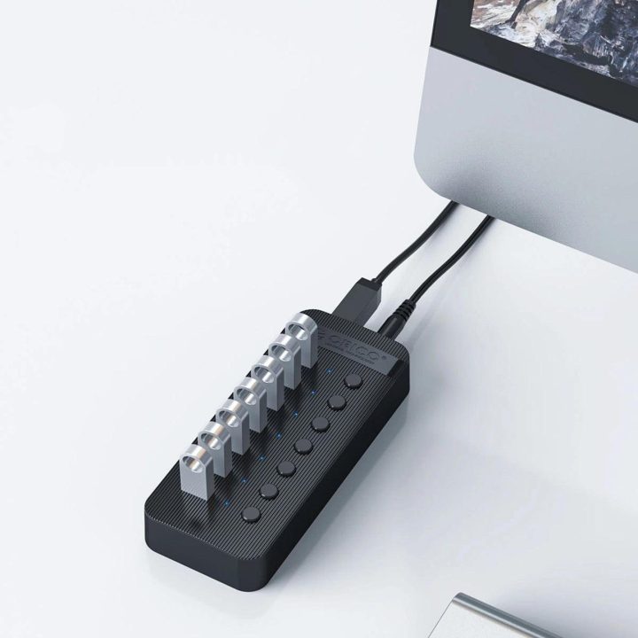 USB šakotuvas 13 lizdų 3.0 su jungikliais juodas