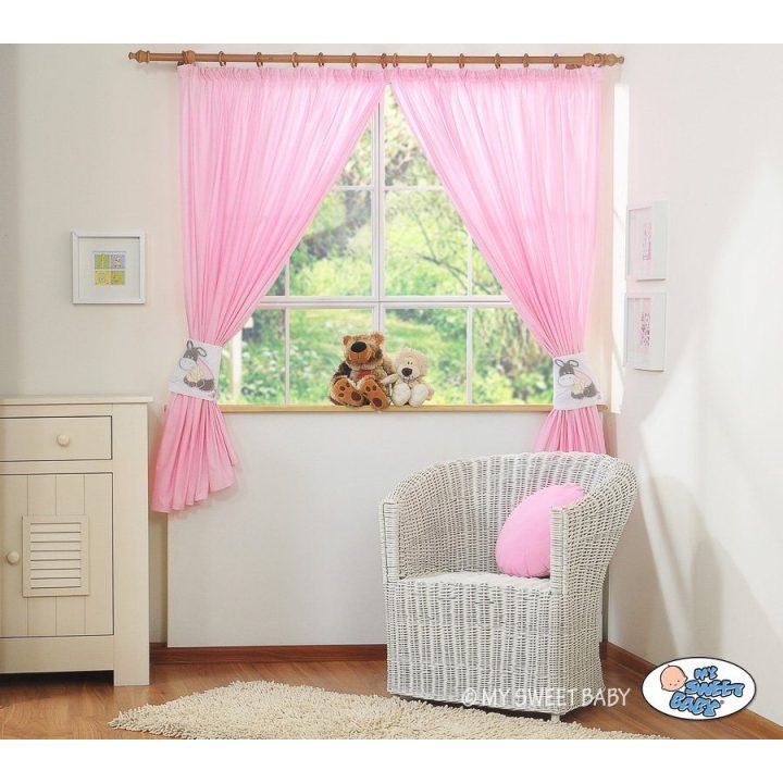 Užuolaidos kūdikio kambariui rožinės su asiliuku