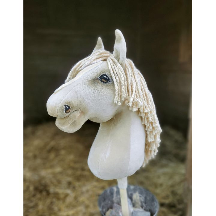 Medinis hobis arkliukas – cremello spalva