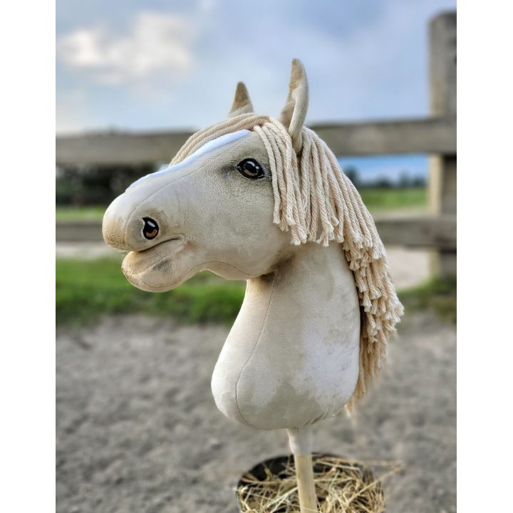 Medinis hobis arkliukas – cremello spalva