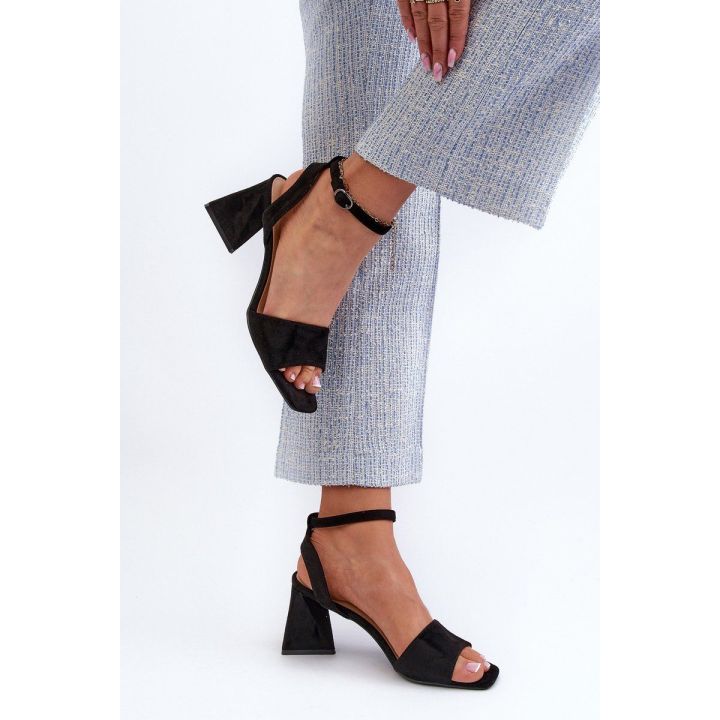 aukštakulniai sandalai iš juodos eko zomšos Upttima