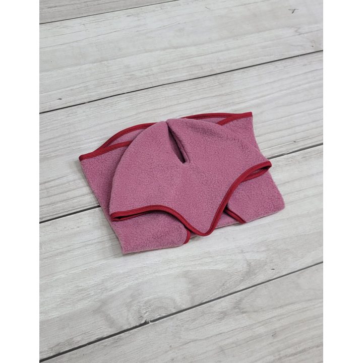 hobby horse arkliukui: uogų spalvos pledukas ir ausinės