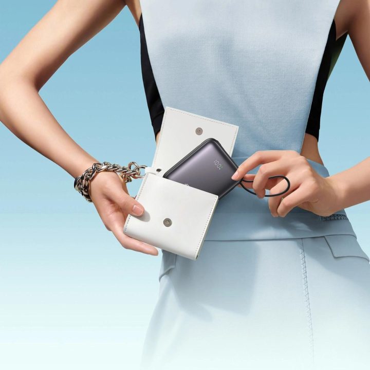 Išorinė baterija juoda su USB-C ir Lightning laidais, 10000 mAh