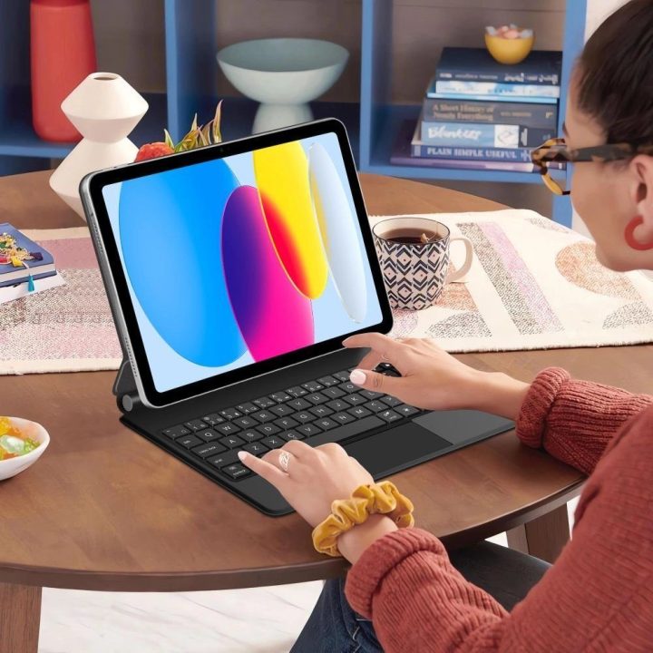 Juodas magnetinis iPad dėklas su klaviatūra 10.9–11