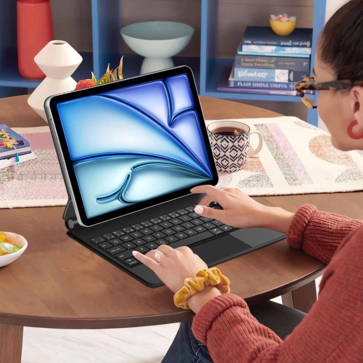 Juodas magnetinis iPad Air dėklas su klaviatūra