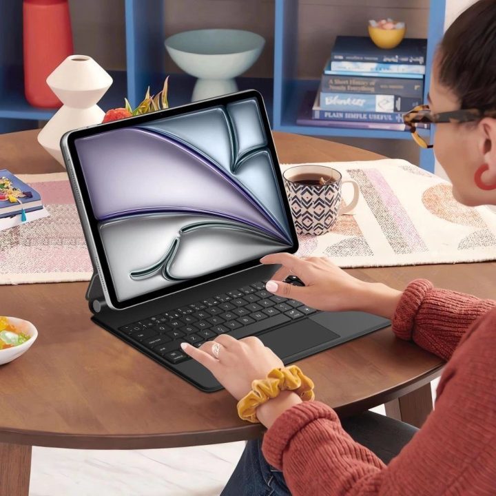 Juodas magnetinis dėklas su klaviatūra iPad Pro 12.9 / Air 13