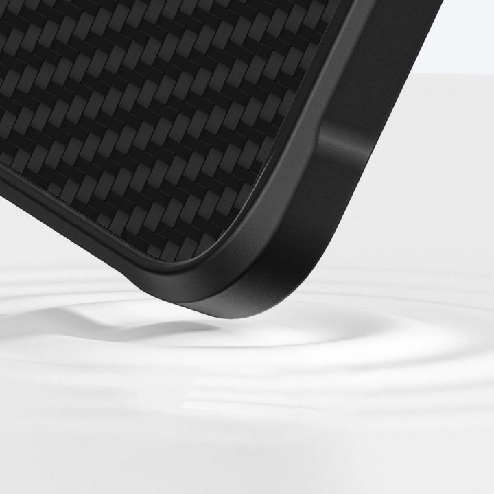 Juodas itin tvirtas telefono dėklas iPhone 16 Pro iš aramido AmazingThing