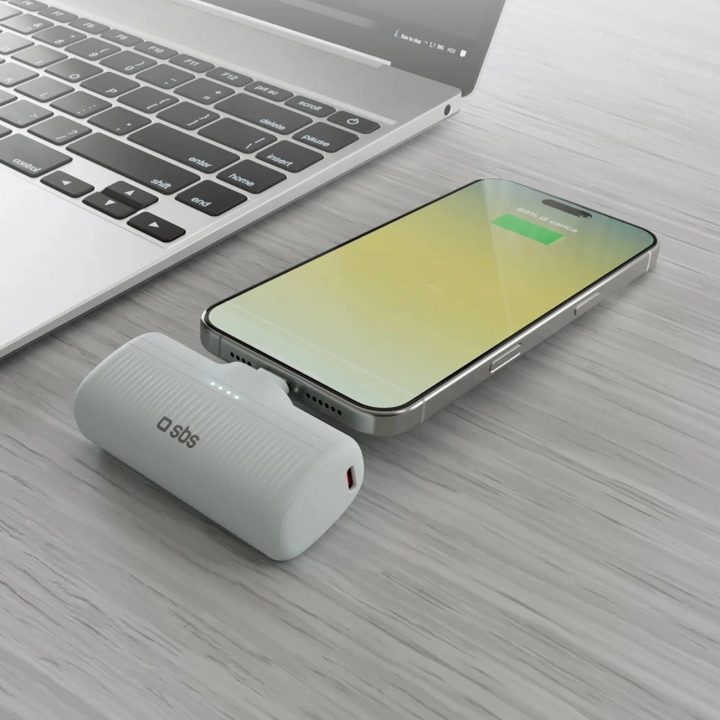 Išorinė baterija pilka su USB-C jungtimi ir 5000 mAh talpa SBS
