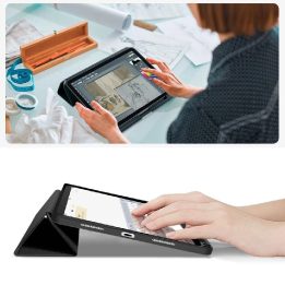 Dėklas planšetei juodas su pieštuko laikikliu iPad 10.9–11