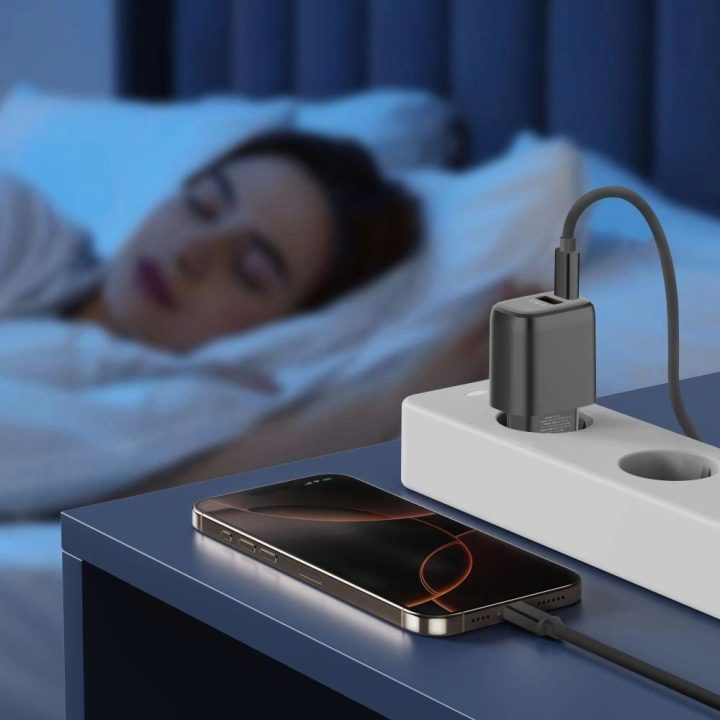 Sieninis įkroviklis juodas su USB-A / USB-C greitu įkrovimu 30W