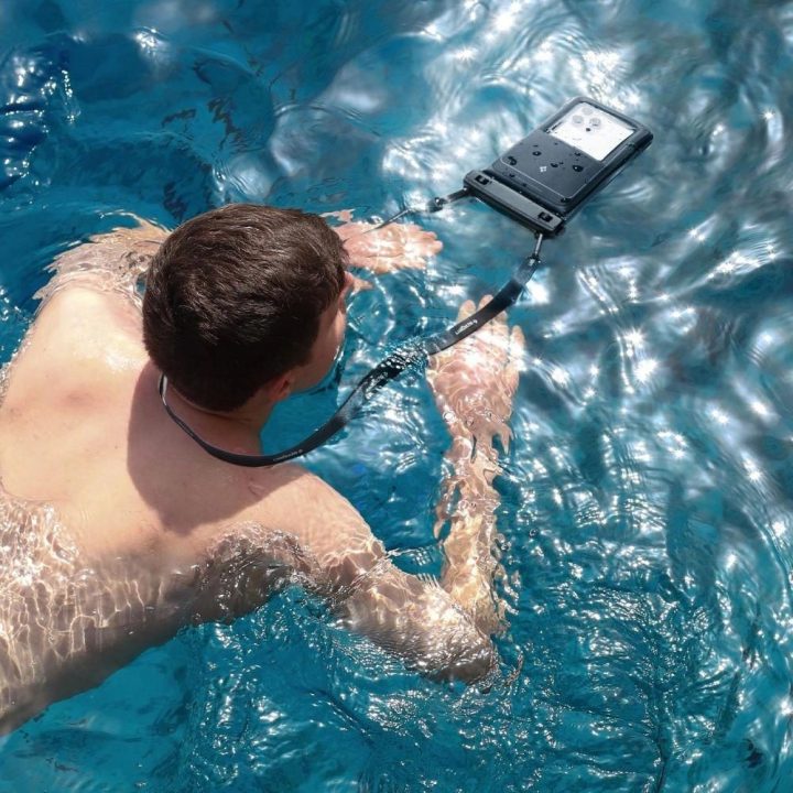 Vandeniui atsparus juodas telefono dėklas kelionėms 2 vnt. Spigen
