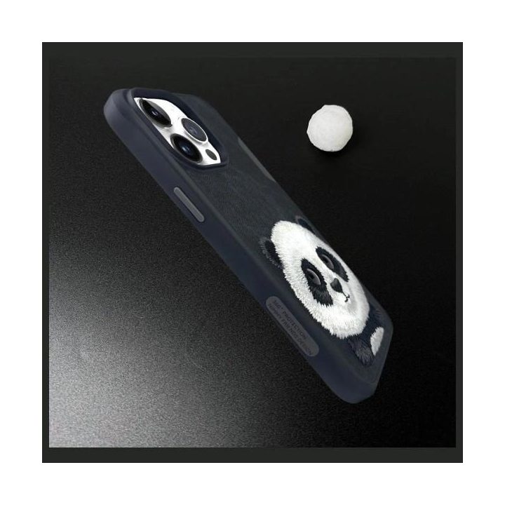 Dėklas telefonui juodas su siuvinėta panda iPhone 15 Pro Nimmy