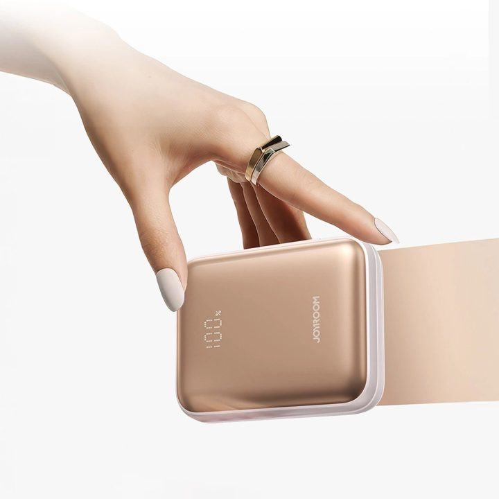 Išorinė baterija auksinė su integruotais laidais 10000mAh