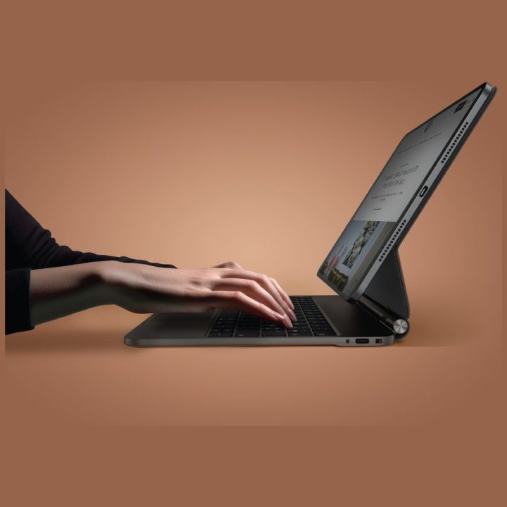 Planšetės dėklas klaviatūra iPad 11″ rudos spalvos magnetinis Uniq Venno Pro