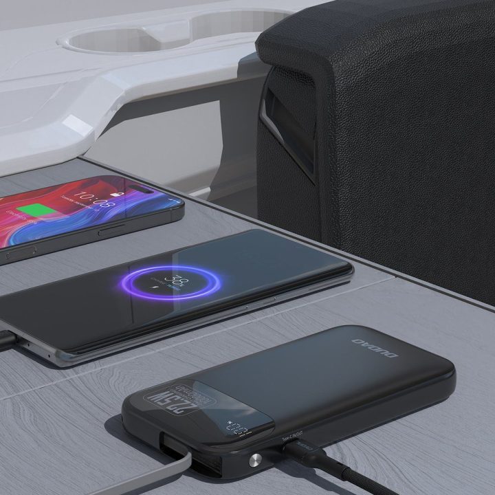 Išorinė baterija 10 000 mAh 22,5 W su integruotu laidu juoda