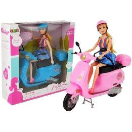Lėlė su rožiniu motoroleriu ir šalmu rinkinyje