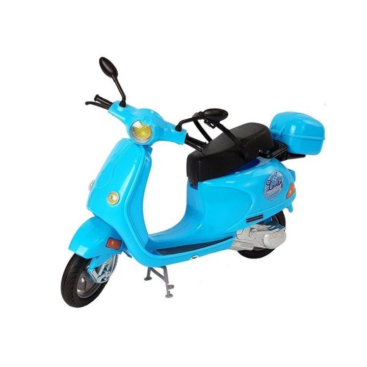 Lėlė su rožiniu motoroleriu ir šalmu rinkinyje