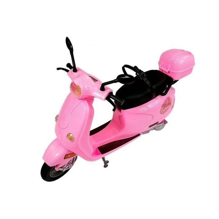 Lėlė su rožiniu motoroleriu ir šalmu rinkinyje