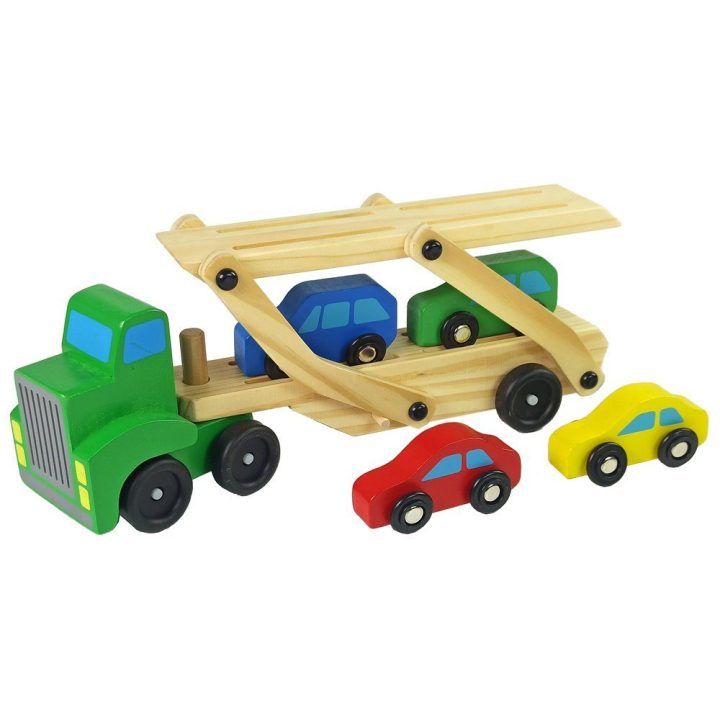 Medinis žalias autovežis su spalvotais automobiliais