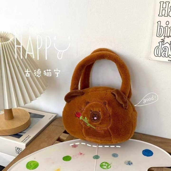 Pliušinė kapibaros rankinė su rože, ruda, 20 cm