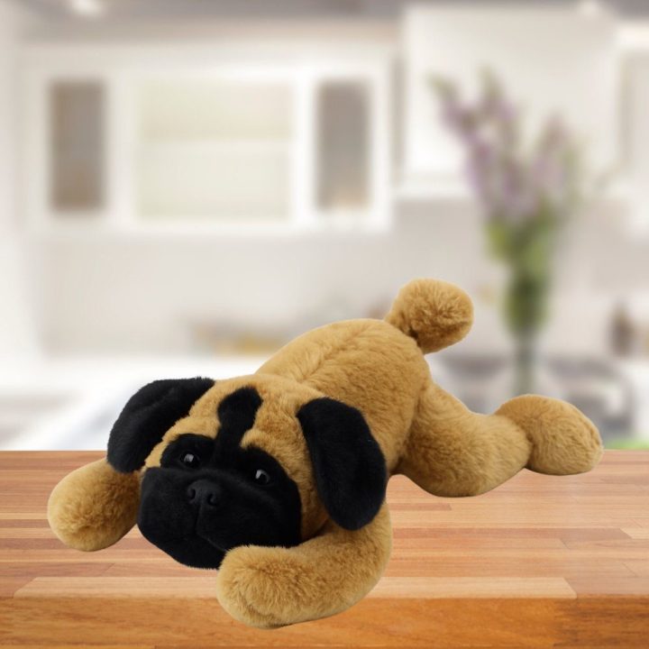 Pliušinis mopsas gulimoje pozoje, rudas, 40 cm