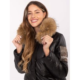 Juoda žieminė striukė su kailiniu gobtuvu