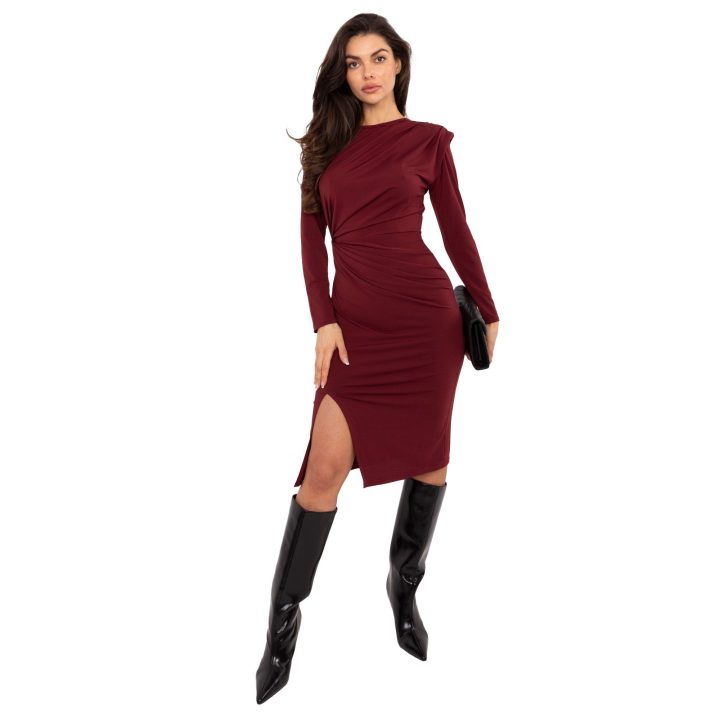 Suknelė bordo Makadamia – elegancijai ir išskirtinumui šaltuoju sezonu.