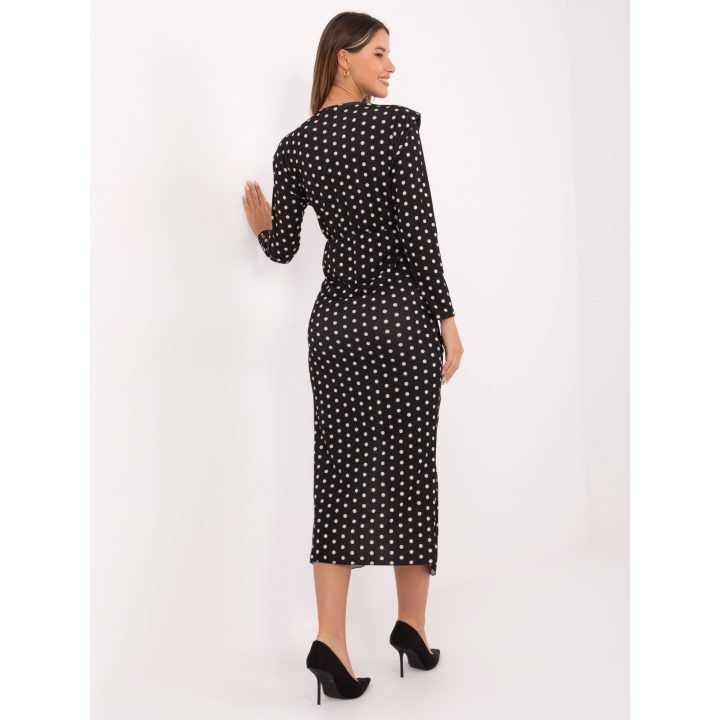 Suknelė juoda Makadamia – elegancijai ir pasitikėjimui kiekviename žingsnyje.