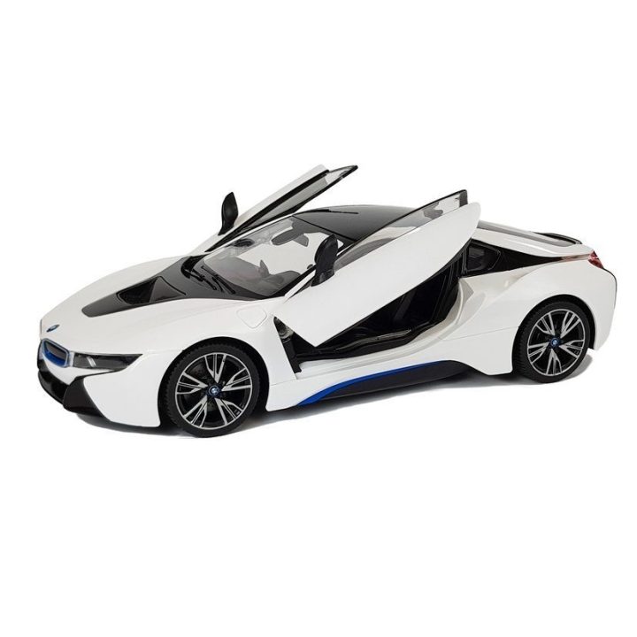 Mašina R/C BMW i8 Rastar su automatinėmis durimis – žaismingiems lenktynių nuotykiams.