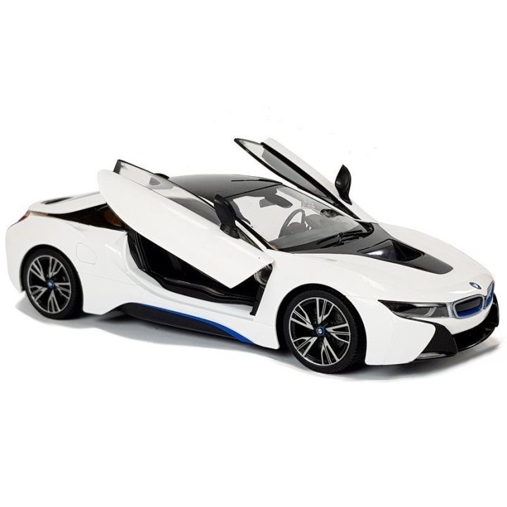 Mašina R/C BMW i8 Rastar su automatinėmis durimis – žaismingiems lenktynių nuotykiams.