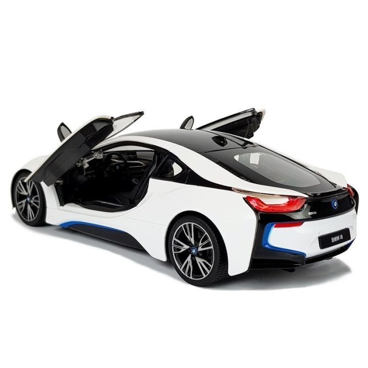 Mašina R/C BMW i8 Rastar su automatinėmis durimis – žaismingiems lenktynių nuotykiams.