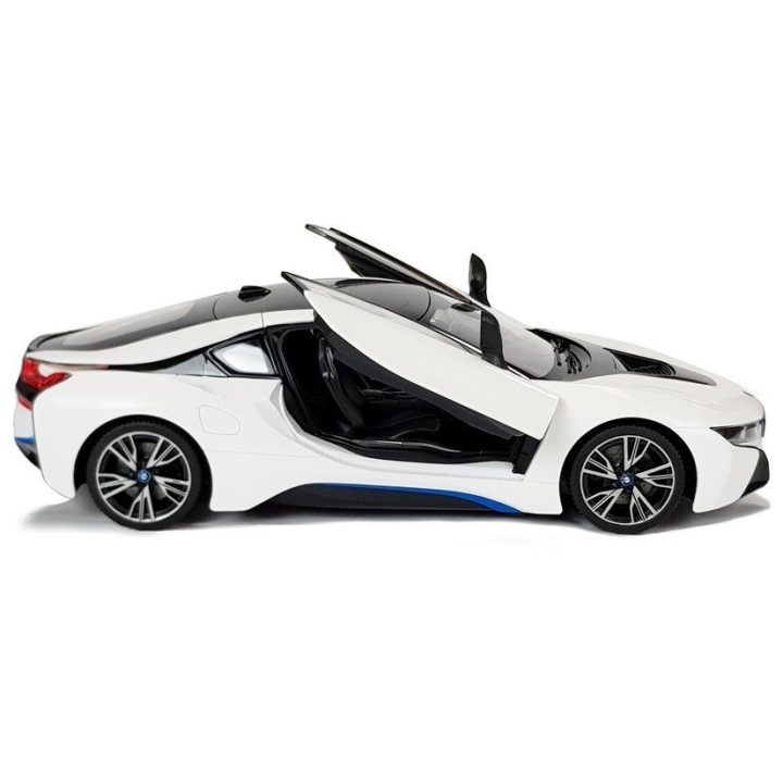 Mašina R/C BMW i8 Rastar su automatinėmis durimis – žaismingiems lenktynių nuotykiams.