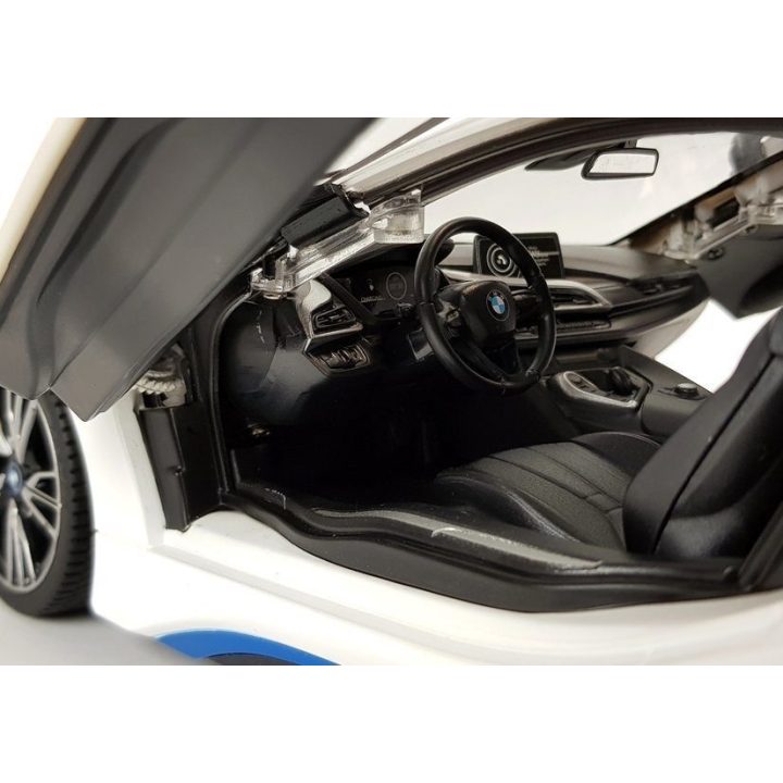 Mašina R/C BMW i8 Rastar su automatinėmis durimis – žaismingiems lenktynių nuotykiams.