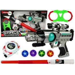Žaislų rinkinys Space Warrior su šviesos kardais ir lazeriniu ginklu – nuotykiams ir vaizduotei lavinti.