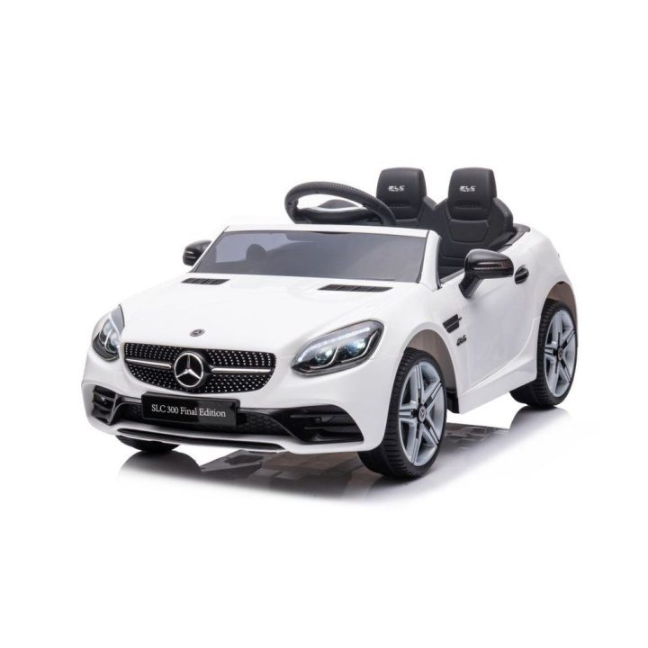Elektrinis automobilis Mercedes SLC 300 – pramogai ir lavinančiam žaidimui lauke.