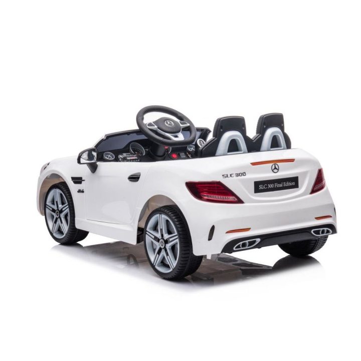 Elektrinis automobilis Mercedes SLC 300 – pramogai ir lavinančiam žaidimui lauke.