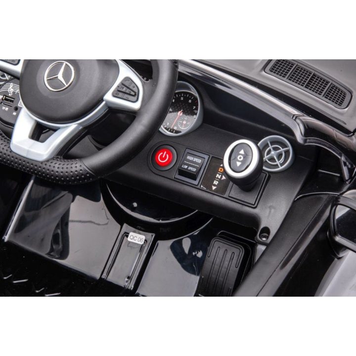 Elektrinis automobilis Mercedes SLC 300 – pramogai ir lavinančiam žaidimui lauke.