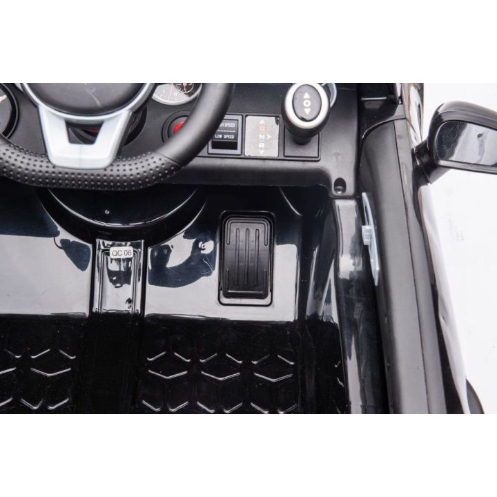 Elektrinis automobilis Mercedes SLC 300 – pramogai ir lavinančiam žaidimui lauke.