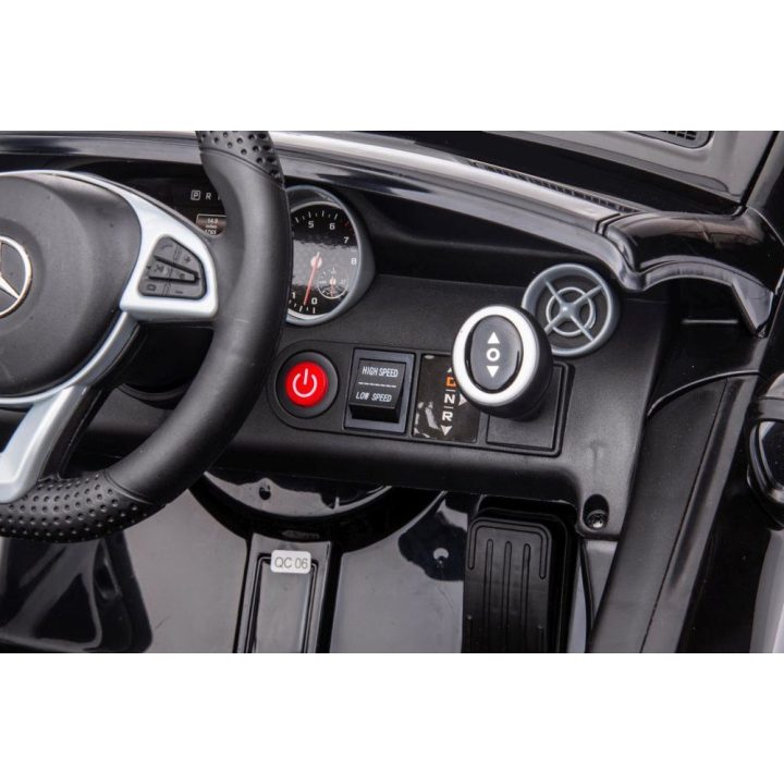 Elektromobilis Mercedes SLC 300 – mažiesiems vairuotojams smagiam pasivažinėjimui.