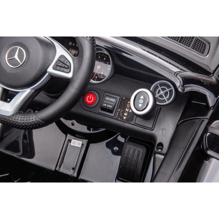 Elektromobilis Mercedes SLC 300 – smagiam ir saugiam vaikų vairavimo nuotykiui.