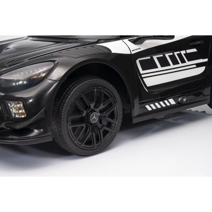 Elektromobilis Mercedes AMG GT3 su akumuliatoriumi – mažųjų lenktynių džiaugsmui ir nuotykiams.
