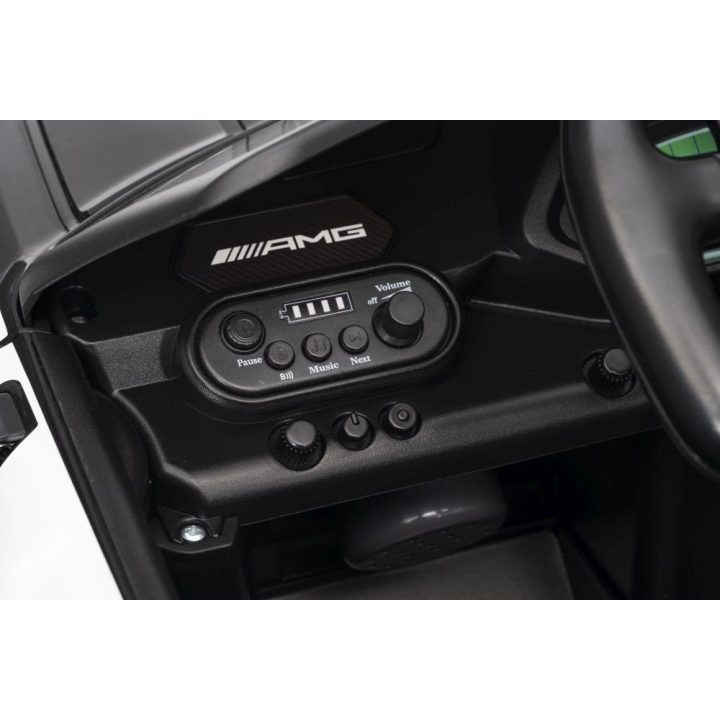 Elektromobilis Mercedes AMG GT3 su akumuliatoriumi – mažųjų lenktynių džiaugsmui ir nuotykiams.
