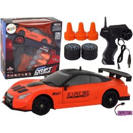 Žaislinis automobilis su pulteliu 1:24 keičiami ratai – greičiui ir linksmiems nuotykiams.