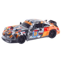 Mašinėlė su pulteliu 1:18 su guminiais ratais – valdymo laisvei ir drifto pramogai.