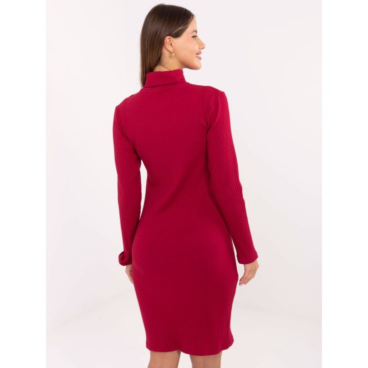 Suknelė bordo Makadamia – elegancijai ir jaukumui vėsesnėmis dienomis.