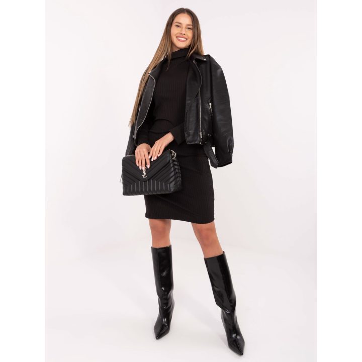 Suknelė juoda Makadamia – elegancijai ir pasitikėjimui kiekviename žingsnyje.