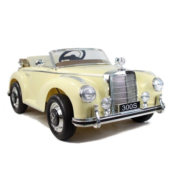 Elektrinis automobilis Mercedes 300S smėlio spalvos – stilingoms vaikų kelionėms ir pramogoms.