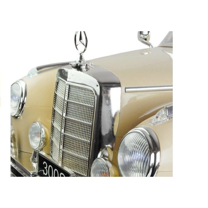 Elektrinis automobilis Mercedes 300S smėlio spalvos – stilingoms vaikų kelionėms ir pramogoms.