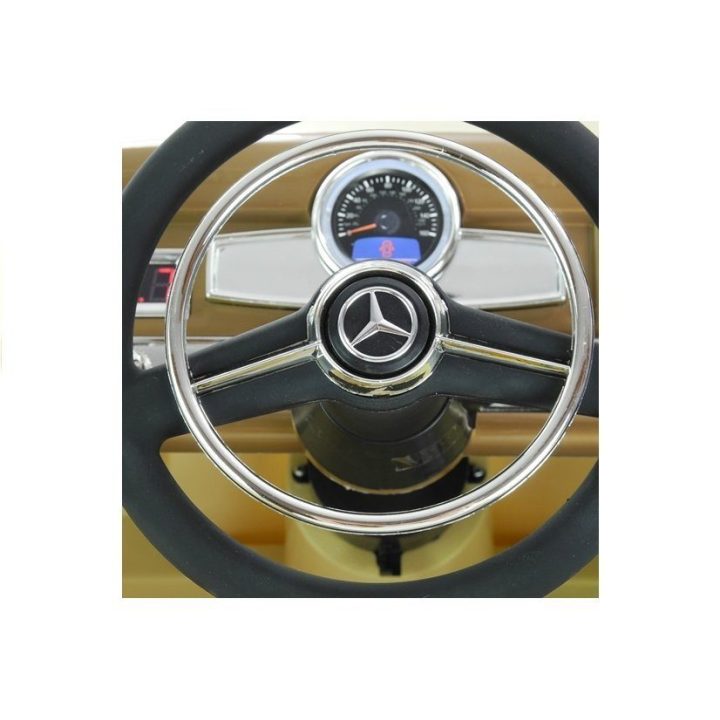 Elektrinis automobilis Mercedes 300S smėlio spalvos – stilingoms vaikų kelionėms ir pramogoms.